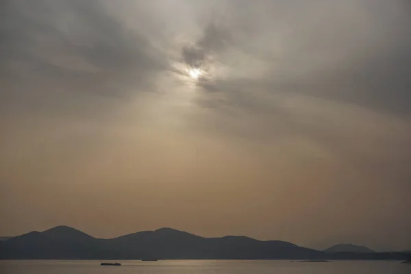 Pire Yunanistan Saronik Körfezi Ndeki Aegina Körfezi Adaların Üzerinde Gün — Stok fotoğraf