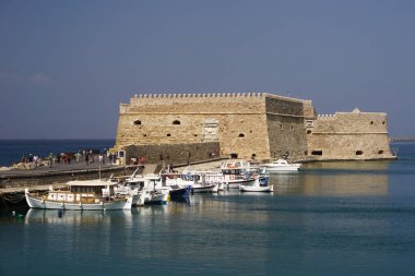 Heraklion, Girit, Yunanistan: Turistler 16. yüzyılda Venedik Cumhuriyeti tarafından eski Heraklion limanının girişinde inşa edilen Castello a Mare (Koules) Kalesini keşfediyorlar..