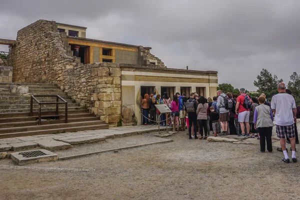 Knossos Kreta Grekland Turister Väntar Med Att Tronsalen Knossos Palace — Stockfoto