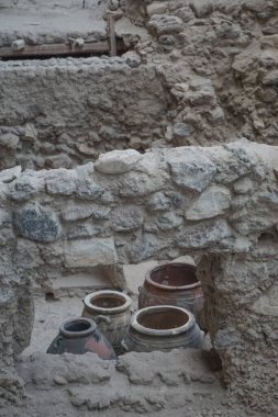 Akrotiri, Santorini, Yunanistan: Minoan Bronz Çağı yerleşiminin arkeolojik sahasında bulunan antik vazolar, ilk olarak 1867 yılında çıkarıldı.
