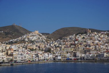 Syros, Yunanistan: Ege adası Syros 'ta tepeler, evler, kiliseler, dükkanlar ve Ano Syros limanı ve Hermoupolis parlıyor.