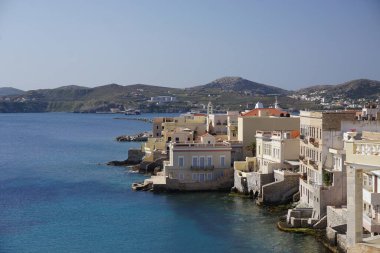 Hermoupolis, Syros, Yunanistan: Ermoupoli 'deki (Hermoupolis) Ege Denizi kıyısındaki binalar.