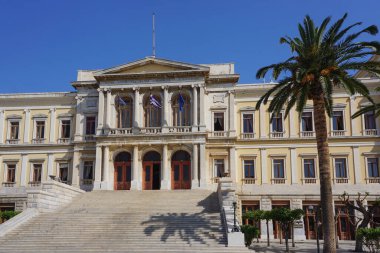 Syros, Yunanistan: Ege adası Syros 'ta, Miaouli Meydanı' ndaki Ermoupoli (Hermoupolis) Belediye Binası önündeki palmiye ağaçları.