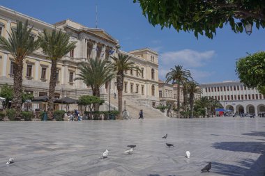 Syros, Yunanistan: Ege adası Syros 'ta, Miaouli Meydanı' ndaki Ermoupoli (Hermoupolis) Belediye Binası 'nın önünde palmiye ağaçları sıralanır.