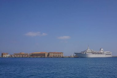 Hermoupolis, Syros, Yunanistan: Bir yolcu gemisi, Syros limanındaki (Alexander Georgantas tarafından 1860 yılında tasarlanmış) gümrük binalarının yakınına demir attı..