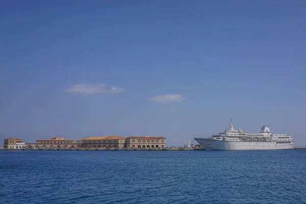 Hermoupolis Syros Griechenland Ein Kreuzfahrtschiff Legt Der Nähe Der Zollgebäude — Stockfoto