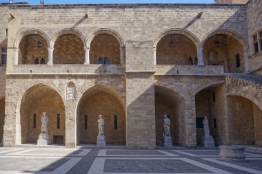 Rodos, Yunanistan: Rodos Şövalyelerinin Büyük Efendisi 'nin 14. yüzyıl sarayındaki bir avluda heykeli olan Niches.