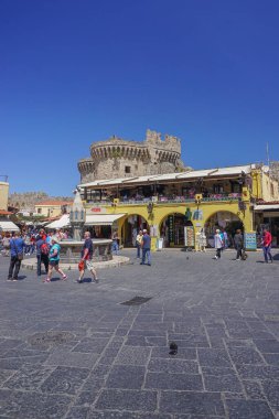 Rodos, Yunanistan: Hipokrat Meydanı 'ndaki turistler, 14. Yüzyıl Rodos' undaki Deniz Kapısı kulelerinin yanında.
