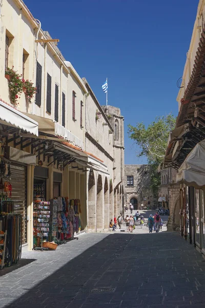 ギリシャ ロドス 観光客はギリシャのキクラデス諸島の島で14世紀中葉に要塞化された都市のお店の狭い通りをさまよう — ストック写真