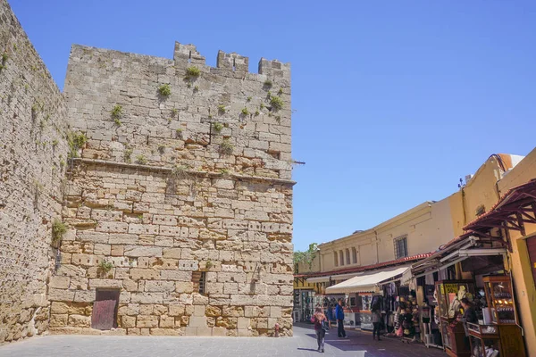 ギリシャ ロドス 観光客はギリシャのキクラデス諸島の島で14世紀の要塞化された都市の壁の横にあるお店の狭い通りを探索します — ストック写真