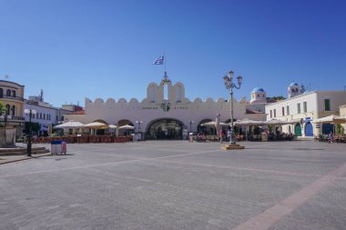 Yunanistan 'ın Kos kenti: Eleftherias Meydanı civarında kafeler ve dükkanlar, merkezde Kos Town' da bir kapalı pazar salonu bulunuyor.