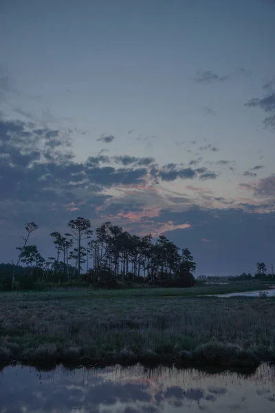 Chincoteague Adası, Virginia, ABD: Chincoteague Ulusal Vahşi Yaşam Sığınağı 'ndaki Kara Ördek Havuzu' nda gün doğumu.