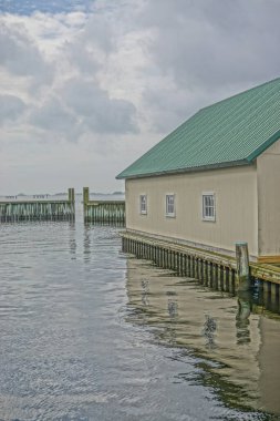 Taylor Landing, Maryland: DelMarVa Yarımadası 'ndaki Johnson Körfezi kıyısındaki küçük bir balıkçı köyünün binaları ve dalgakıranları.