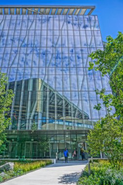 Roosevelt Adası, New York: İşçiler ortak çalışma alanı olan Tata İnovasyon Merkezi binasına giriyorlar.