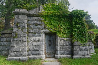 Sleepy Hollow, New York, ABD: Sleepy Hollow Mezarlığındaki sarmaşık kaplı taş mahzen.