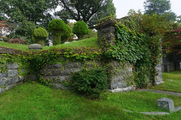 Sleepy Hollow Nueva York Estados Unidos Una Cripta Piedra Cubierta —  Fotos de Stock
