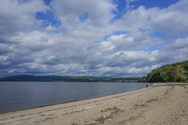 Croton Hudson New York Usa Ensam Person Går Längs Hudsonfloden — Stockfoto