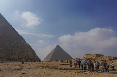 Giza, Mısır: Khufu piramit kompleksini keşfeden turistler ve rehberler.