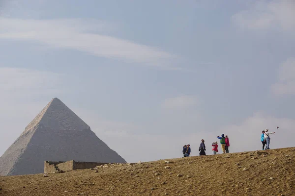 Гиза Египет Туристы Делают Селфи Комплексе Пирамиды Хуфу — стоковое фото
