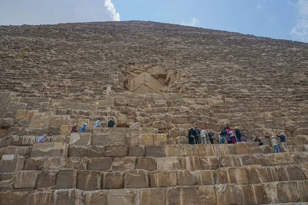 埃及吉萨 游客在胡夫金字塔大金字塔入口处排队等候轮到他们进入 — 图库照片