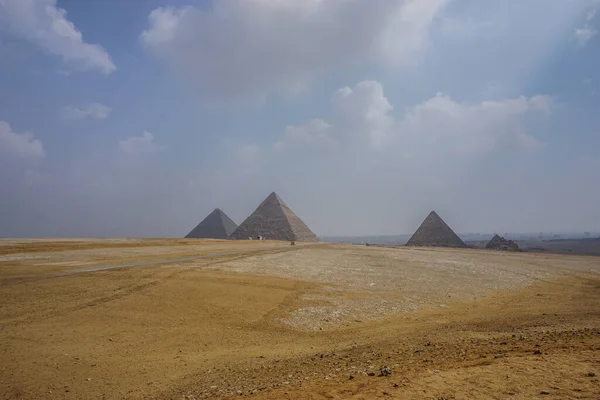 Giza Egipto Vista Del Complejo Piramidal Khufu Una Mañana Brumosa —  Fotos de Stock