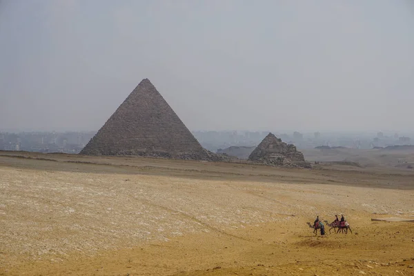 Giza Egipt Turyści Jeżdżą Wielbłądach Piasku Pobliżu Kompleksu Piramid Khufu — Zdjęcie stockowe