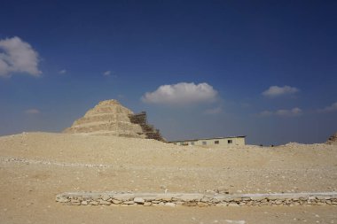 Saqqara, Mısır: Djoser 'in basamak piramidi, restorasyondan geçiyor.