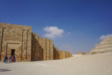 Saqqara, Mısır: Djoser (solda) cenaze kompleksine giriş ve basamak piramidi (sağda)).