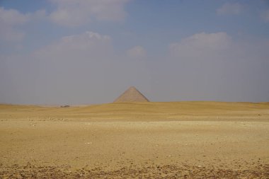 Dahshur, Mısır: Kırmızı Piramidin manzarası, Eski Krallık Firavunu Sneferu tarafından inşa edilen üçüncü piramit.