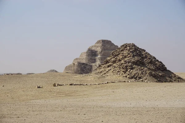 Saqqara Egito Pirâmide Userkaf Direita Com Pirâmide Degraus Djoser Restauração — Fotografia de Stock