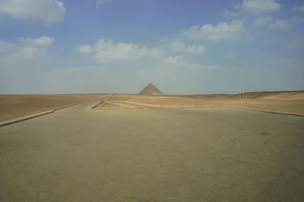 Дахшур Єгипет Порожня Парковка Видом Червону Піраміду Третю Піраміду Збудовану — стокове фото