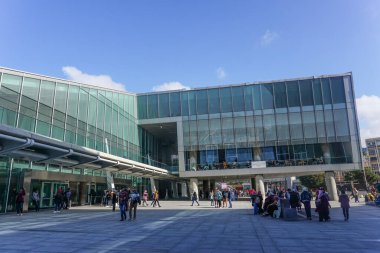 İskenderiye, Mısır: Öğrenciler ve ziyaretçiler İskenderiye Kütüphanesi (İskenderiye Kütüphanesi)).