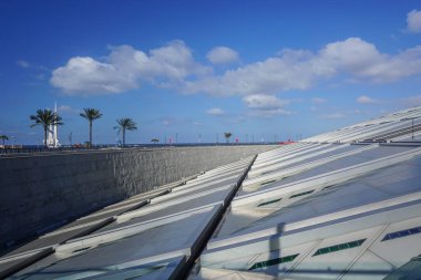 İskenderiye, Mısır: İskenderiye Kütüphanesi 'nin eğimli çatısı yükselen güneşi taklit etmektedir.