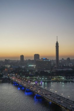 Kahire, Mısır: Kahire Kulesi ve gün batımında Qasr el Nil Köprüsü. Nil nehrindeki Gezira Adası 'nda, kule Mısır' daki en yüksek yapıdır..