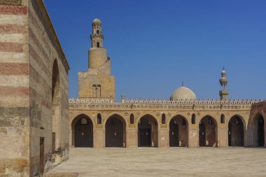 Kahire, Mısır: İbn Tulun Camii 'nin minaresi (MS 879) -- Kahire' nin en eskisi orijinal halinde ve karadaki en büyüğü..