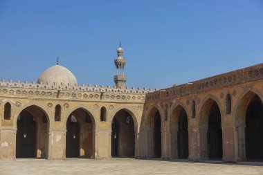 Kahire, Mısır: İbn Tulun Camii 'nin avlusu (MS 879) -- Kahire' nin en eskisi orijinal halinde ve en büyüğü karada yaşıyor..