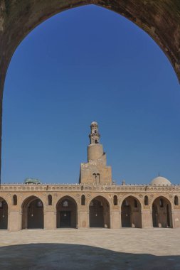 Kahire, Mısır: İbn Tulun Camii 'nin minaresi (MS 879) -- Kahire' nin en eskisi orijinal halinde ve karadaki en büyüğü..