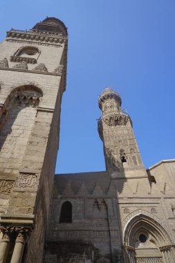 Kahire, Mısır: İslami Kahire Bölgesi 'nin göbeğindeki Muizz Caddesi' ndeki Qalawun kompleksinin (yaklaşık 1285) detayları.