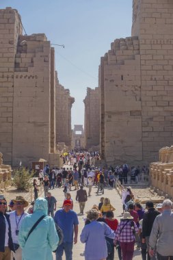Lüksör, Mısır: Karnak Tapınağı kompleksindeki Amun Tapınağı girişinde turist kalabalığı.