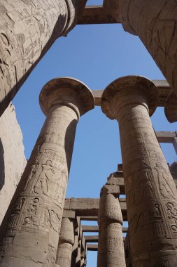 Luxor, Mısır: Karnak Tapınağı 'ndaki Amun Tapınağı' nda hiyerogliflerle kaplı sütunlar.