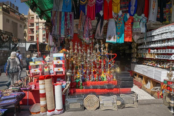 Kahire, Mısır: Khan el-Khalili 'de bir dükkan, İslam Kahire' nin tarihi merkezinde büyük bir çarşı (pazar) dır..