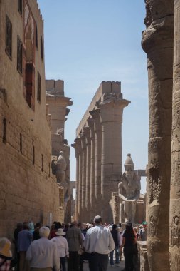 Luxor, Mısır: MÖ 1400 yılında Nil Nehri 'nin doğu kıyısında inşa edilen Luxor Tapınağını turist kalabalığı ziyaret etti.