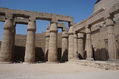 Luxor, Mısır: MÖ 1400 yılında Nil Nehri 'nin doğu kıyısında inşa edilen Luxor Tapınağı' ndaki hiyerogliflerle kaplı sütunlar.