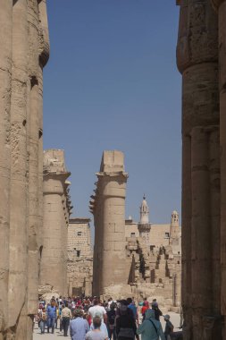 Luxor, Mısır: MÖ 1400 yılında Nil Nehri 'nin doğu kıyısında inşa edilen Luxor Tapınağını turist kalabalığı ziyaret etti.