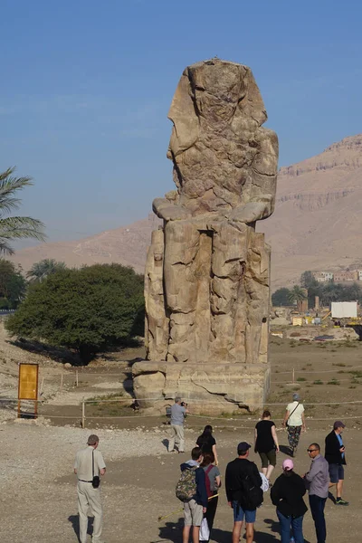 Luxor Egipt Turyści Odwiedzają Kolosego Memnona 1350 Pne Dwa Masywne — Zdjęcie stockowe