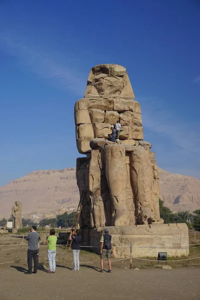Luxor Egipto Los Hombres Trabajan Para Restaurar Uno Los Colosos — Foto de Stock