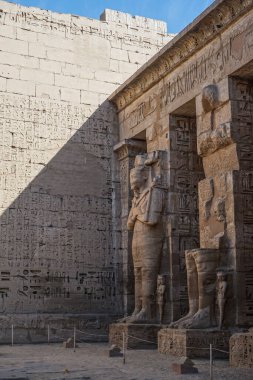Luxor, Mısır: Medinet Habu 'daki peristyle avlusunun köşesi, Nil Nehri' nin batısındaki Ramses III 'ün Yeni Krallık morg tapınağı.