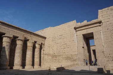 Luxor, Mısır: Medinet Habu 'daki peristyle avlusunun köşesi, Nil Nehri' nin batısındaki Ramses III 'ün Yeni Krallık morg tapınağı.