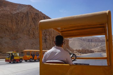 Luxor, Mısır: Turist trenleri ziyaretçileri Nil Nehri 'nin Batı Şeria' sındaki Yeni Krallık mezarlığına, Krallar Vadisi 'ne götürüyor..