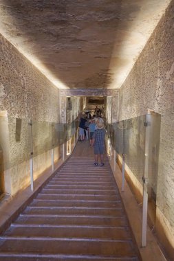 Luxor, Mısır: Turistler, Firavun III. Ramses 'in Nil Nehri' nin Batı Şeria 'sındaki Krallar Vadisi' ndeki mezarını ziyaret ettiler..